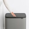 Brabantia Bo Touch Bin acél nyomófedeles szemetes lábakkal - betonszürke ásványi textúra 36L