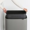 Brabantia Bo Touch Bin acél nyomófedeles szemetes lábakkal - betonszürke ásványi textúra 36L