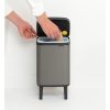 Brabantia Bo Waste Bin Hi acél szemetes felnyitható fedéllel, lábakkal - platinaszürke 4L